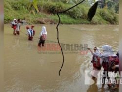 Bertarung Nyawa demi Bisa Pergi ke Sekolah, Pelajar SD di Sukabumi Seberangi Sungai dengan Seutas Tali Tambang
