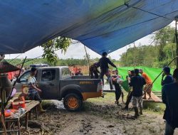 Polsek Ngabang Evakuasi Penemuan Mayat di Semabak