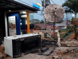 Diduga Hilang Kendali, Mobil Tangki CPO Hantam Teras Ruko Perbankan di Balai Karangan