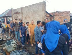 Peduli Korban Kabakaran, Danu Mirwando Bersama Pengurus DPD Partai NasDem Kota Palembang Salurkan Bantuan