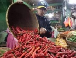 Harga Cabai Merah Tembus Rp200 Ribu per Kg, Pedagang Pasrah Jualan Tak Laku