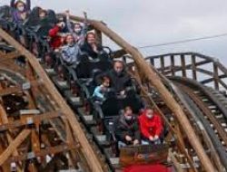 Gadis Remaja Denmark Tewas Setelah Roller Coaster Terlepas dari Rel