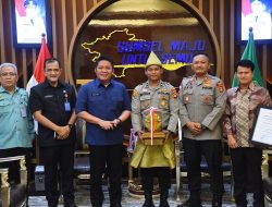 Terima Kalpataru Tingkat Nasional, AIPDA Dodi Dihadiahi Umroh Oleh Herman Deru