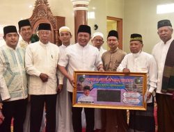 Safari Jum’at di Masjid Istiqlal Sematang Borang, Herman Deru  Pantau Infrastruktur Pemukiman Warga