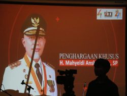 Dinilai Dekat dan Informatif Kepada Media, Gubernur Sumbar Raih Anugerah dari IJTI