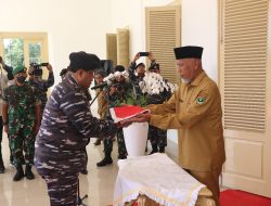 Gubernur Sumbar Serahkan Bendera Untuk Dikibarkan di Dasar Laut Kawasan Mandeh