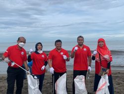 Aksi Cinta Laut, Wagub Audy dan 380 Relawan Pungut 2 Ton Sampah di Pantai Puruih
