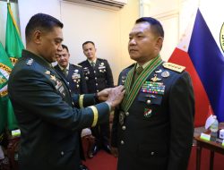 Panglima Angkatan Darat Filipina Anugerahi Kasad Tanda Kehormatan “Combat Kagitingan Badge” level tertinggi