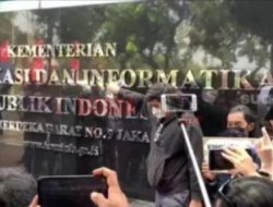 Siram Air Kencing, Massa Aksi Luapkan Kekesalan ke Kantor Kominfo