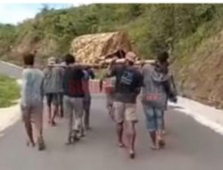 Miris! Tak Dikasih Pinjam Ambulans, Warga Harus Jalan Kaki 13 KM Sambil Panggul Jenazah