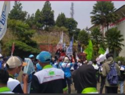 Tagih Janji Rumah Murah, Ratusan Buruh Geruduk Kantor Hengky Kurniawan