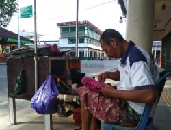 Tukang Sol Sepatu di Singkawang Berjuang Mencari Nafkah untuk Keluarga, Ini Kisahnya