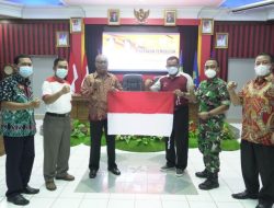Pemkab Sanggau Bagikan Bendera Merah Putih kepada Warga