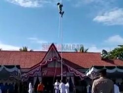 Tali Pengikat Lepas, Pelajar Panjat Tiang Bendera saat Upacara di Kantor Camat Semparuk