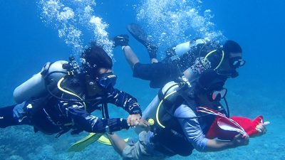 Pengibaran Bendera Dari Dasar Laut Selat Alas