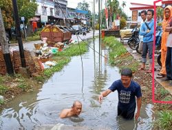 Seksi Pengelolaan Ruang Terbuka Hijau dan Pemakaman Sanggau Bersihkan Sampah di Parit