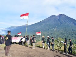 Ratusan Pecinta Alam Kibarkan Merah Putih Diatas 1937 MDPL