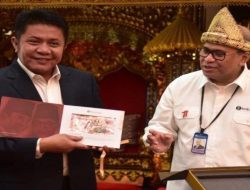 Herman Deru Orang Pertama di Sumsel Terima  Album 7  Lembar Uang Rupiah  Kertas  Baru Tahun Emisi 2022 dari BI