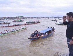 Lomba  Perahu Bidar Tadisional dan Perahu Hias Memperebutakan Piala Gubernur  Berhasil Sedot Ribuan Penonton
