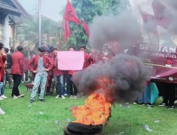 Tolak Kenaikan BBM, Mahasiswa UMKO Lampura Bakar Ban di Depan Kantor DPRD