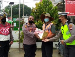 Kapolres Landak Bagikan Bansos untuk Warga Terdampak Kenaikan BBM