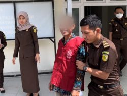 Sempat Melempar Senyum, Penampakan Tersangka Korupsi APBDes Mempawah Dibawa ke Rutan Pontianak