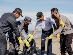 Pejabat di Kabupaten Ketapang Bersih-bersih Pantai Pecal