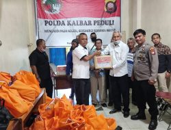 Polda Kalbar Bagikan 500 Paket untuk Pekerja Bongkar Muat Pelabuhan