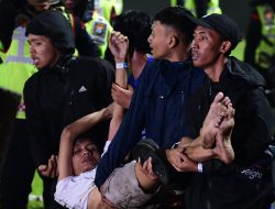 Pelatih Arema: ‘Fans Tewas di Pelukan Pemain’