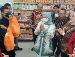 Pastikan Tepat Sasaran, Menaker Ida Fauziah Kunjungi Penerima SBU di Padang