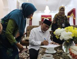 Pendataan Regsosek di Sumbar Dimulai, Mahyeldi Jadi yang Pertama Didata