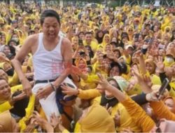 Viral, Dedi Mulyadi Dicium Emak-emak di Purwakarta Hingga Dipaksa Buka Baju, Publik: Kalau Anies Baswedan Udah Dihujat