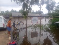 Banjir di Rumah Betang Dimanfaatkan Anak-anak Bermain Air