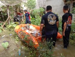Gerak Cepat, TRC BPBD Kabupaten Sekadau Lakukan Evakuasi Lansia di Lokasi Terendam Banjir