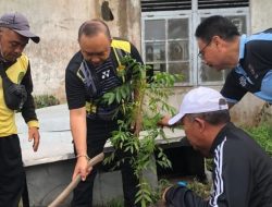 Sekda Ketapang Tanam Pohon Kedondong, Ajak Jaga dan Merawat Warisan Leluhur