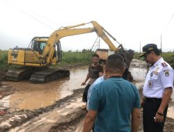 Sempat Macet Total Akibat Truk Amblas, Pemkab Ketapang Tangani Jalan Pelang-Batu Tajam