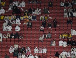 Penonton Piala Dunia Kedinginan pada Malam Pembukaan