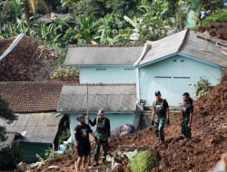 Pasca Gempa Cianjur, Regu Penyelamat Berupaya Mencari Korban yang Masih Hilang
