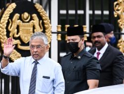 Perhatian Tertuju Pada Raja Malaysia untuk Selesaikan Kebuntuan Pemilu