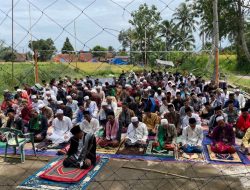 Warga Cianjur Salat di Luar Ruangan Setelah Gempa Mematikan