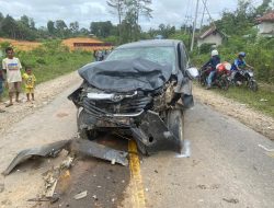 Bruak, Dua Mobil Minibus Adu Banteng di Dusun Bokak Sebumbun