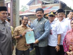 Menuju Desa Lengkap, Menteri ATR/Kepala BPN Antarkan Langsung Sertipikat ke Rumah Warga di Desa Uteunkot Cunda