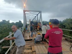Warga Perbaiki Jembatan Rusak, DPRD Sekadau Beri Apresiasi