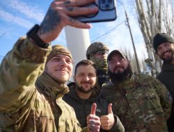 Zelenskyy Kunjungi Pasukan Ukraina di Kherson