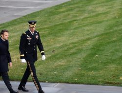 Macron Kunjungi Taman Makam Nasional Arlington