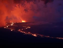 Lava dari Gunung Berapi di Hawaii Bergerak Menuju Jalan Raya Utama
