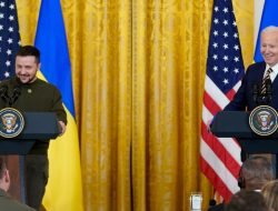 Biden pada Zelenskyy: “Warga AS dengan Bangga Berdiri Bersama Ukraina”