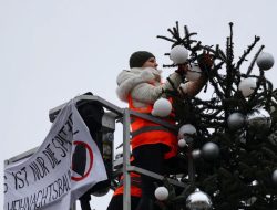 Aktivis Iklim Pangkas Ujung Pohon Natal Berlin