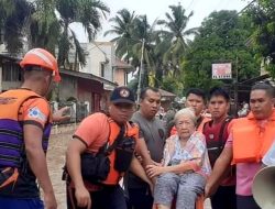 Warga Selamatkan Diri dari Banjir di Filipina