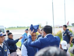 Tiba di Sumbar, Anies Baswedan dipakaikan Deta Tanda Kehormatan